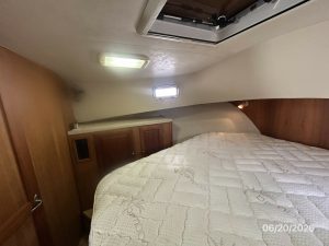 bed, Mainship 400, trawler for sale