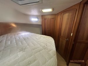 bed, Mainship 400, trawler for sale