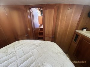 bed, Mainship 400, trawler for sale