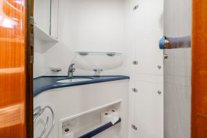 bath, Catana 582, catamaran for sale