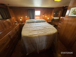 bed, Ocean Alexander 42, trawler for sale