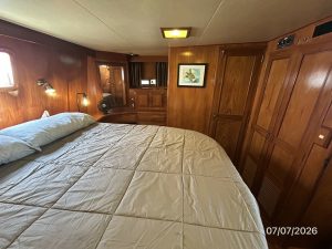 bed, Ocean Alexander 42, trawler for sale