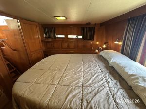 bed, Ocean Alexander 42, trawler for sale