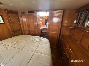 bed, Ocean Alexander 42, trawler for sale