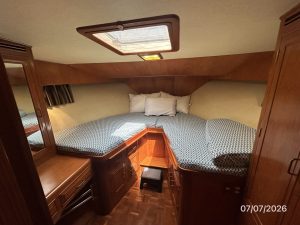 bed, Ocean Alexander 42, trawler for sale