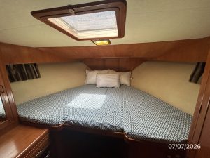 bed, Ocean Alexander 42, trawler for sale