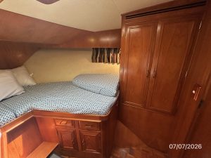 bed, Ocean Alexander 42, trawler for sale