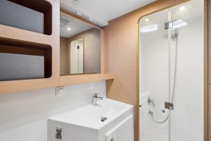 bath, Lagoon 42, catamaran for sale