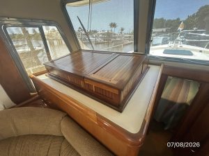 salon, Mainship 400, trawler for sale