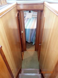bed, Mainship 400, trawler for sale