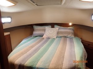 bed, Mainship 400, trawler for sale