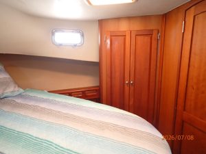 bed, Mainship 400, trawler for sale
