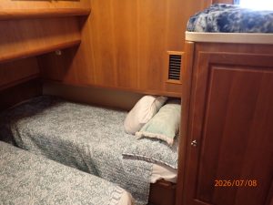 bed, Mainship 400, trawler for sale
