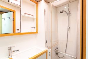 bath, Lagoon 560, catamaran for sale
