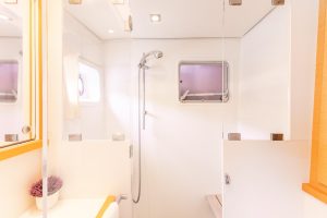 bath, Lagoon 560, catamaran for sale