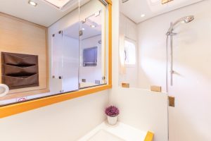 bath, Lagoon 560, catamaran for sale