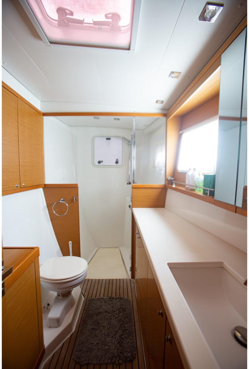 bath, Lagoon 450, catamaran for sale