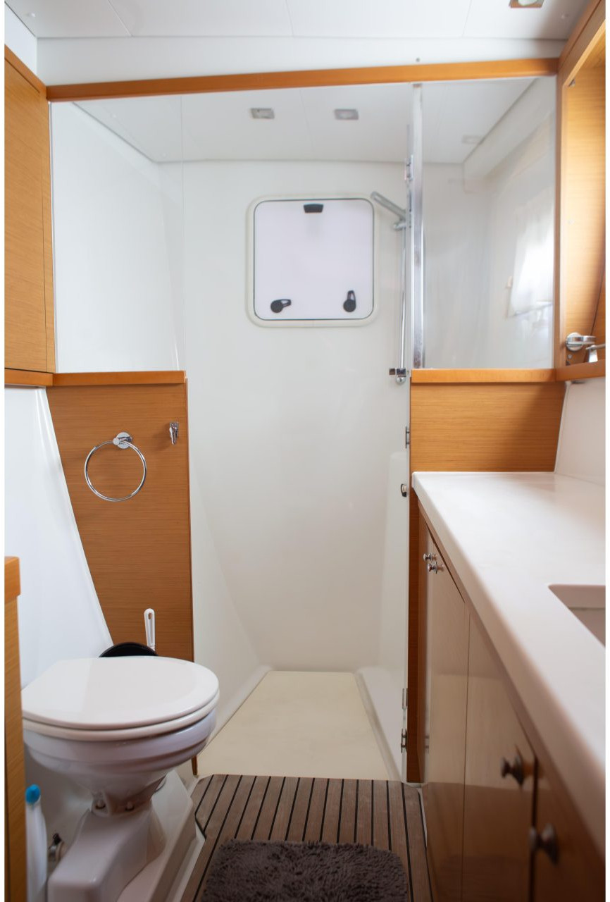 bath, Lagoon 450, catamaran for sale