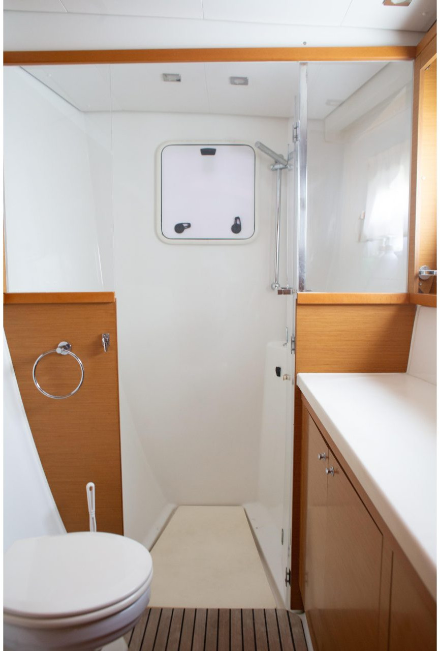 bath, Lagoon 450, catamaran for sale