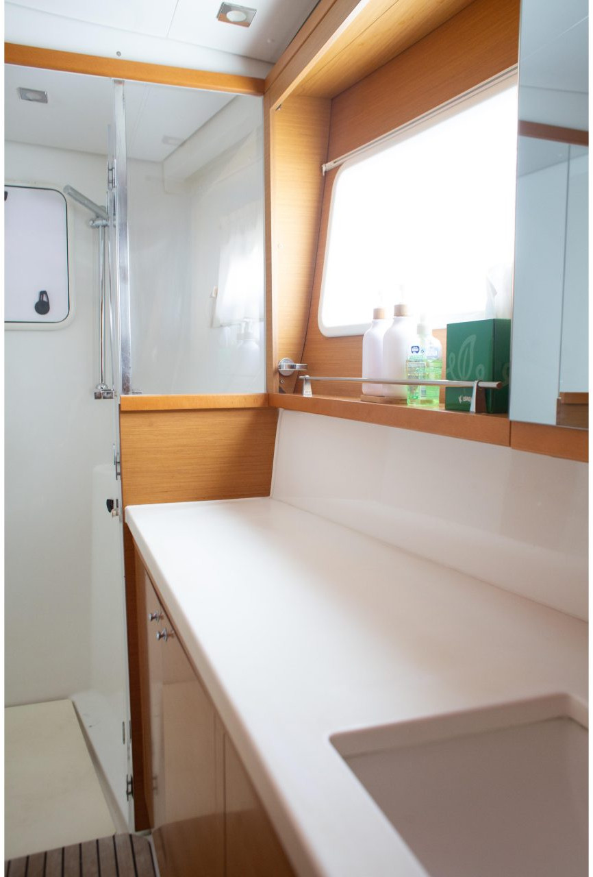 bath, Lagoon 450, catamaran for sale