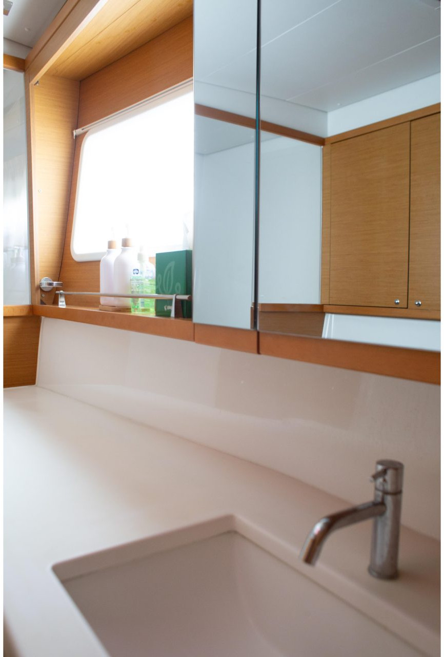 bath, Lagoon 450, catamaran for sale