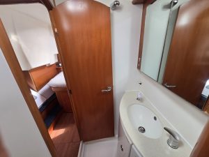 bath, Lagoon 440, catamaran for sale