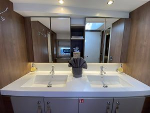 bath, Bali 5.4, catamaran for sale