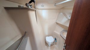 bath, Hunter 410, sailboat for sale