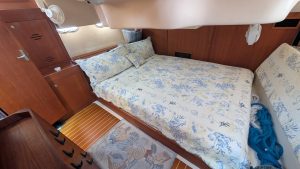 bed, Hunter 410, sailboat for sale
