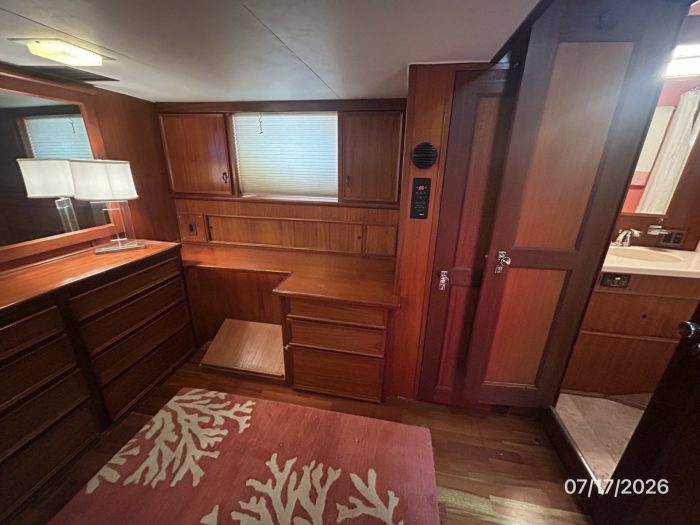 bed, Hatteras 48 LRC, trawler for sale