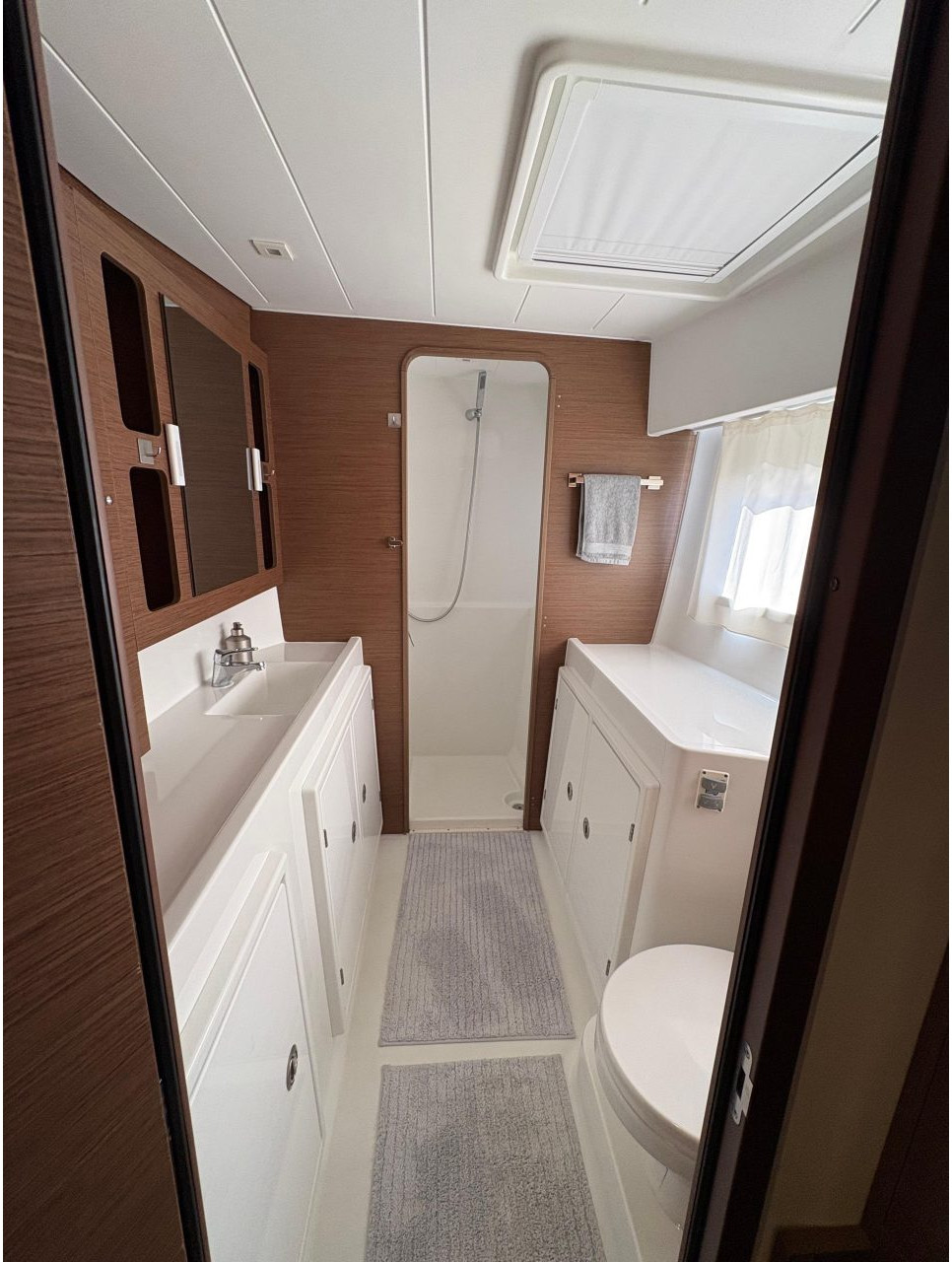 bath, Lagoon 42, catamaran for sale