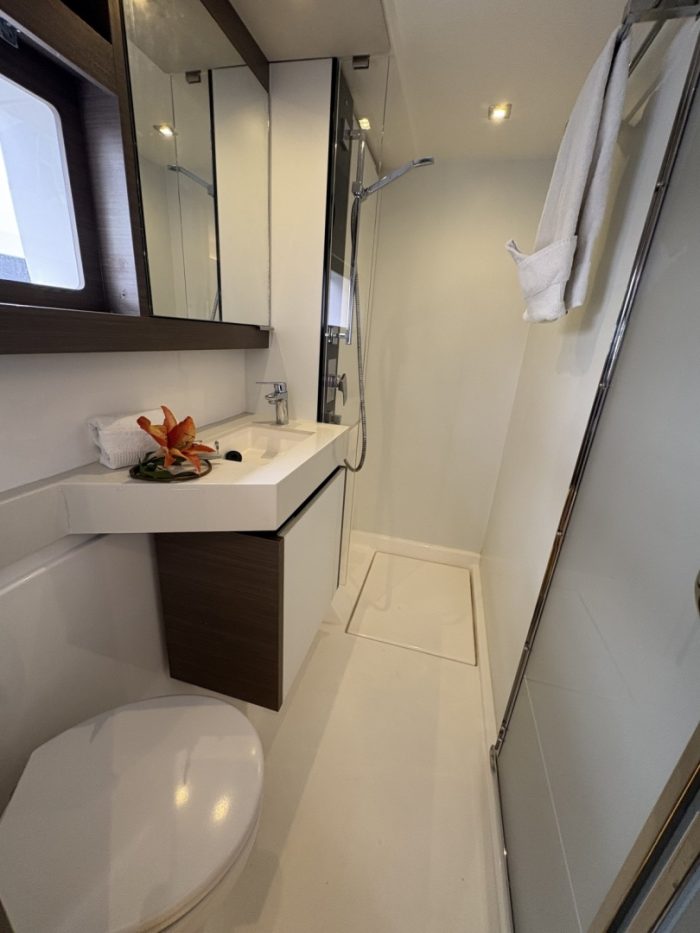 bath, Leopard 53 PowerCat, power catamaran for sale