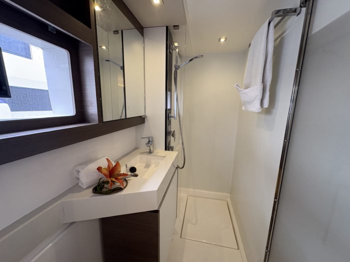 bath, Leopard 53 PowerCat, power catamaran for sale