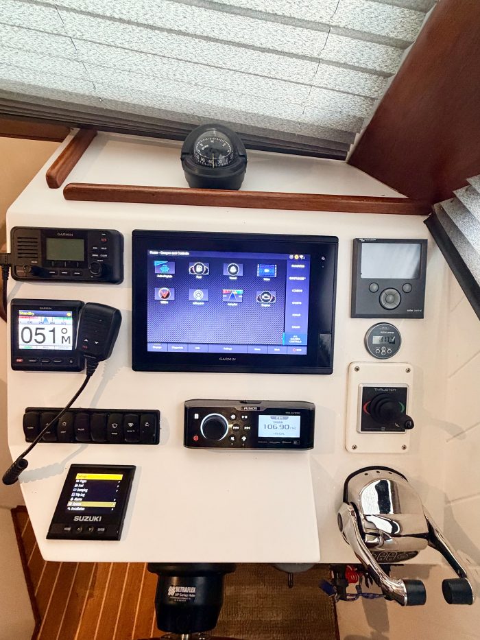 navigation station, Great Harbour TT35, trawler for sale