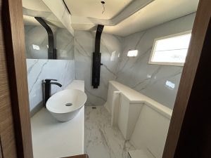 bath, Lagoon 440, catamaran for sale
