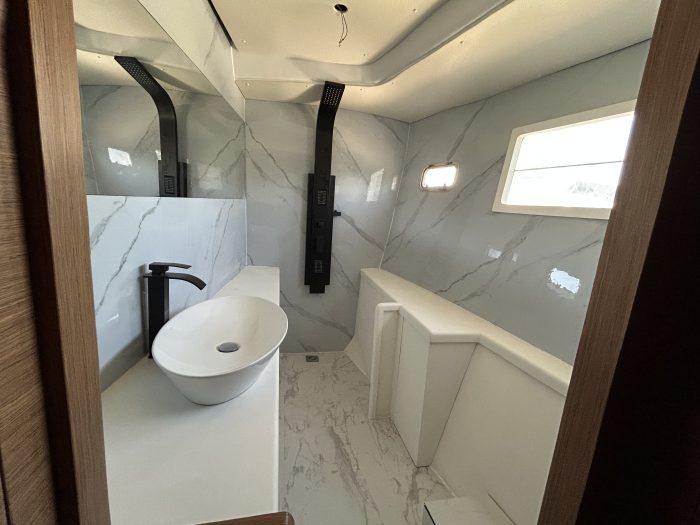 bath, Lagoon 440, catamaran for sale