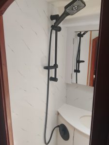 bath, Lagoon 440, catamaran for sale