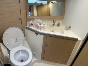 bath, Beneteau 45 Oceanis, sailboat for sale