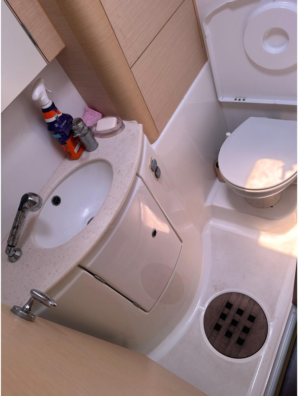 bath, Lagoon 440, catamaran for sale