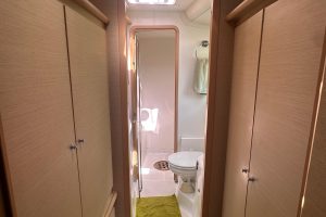 bath, Lagoon 440, catamaran for sale