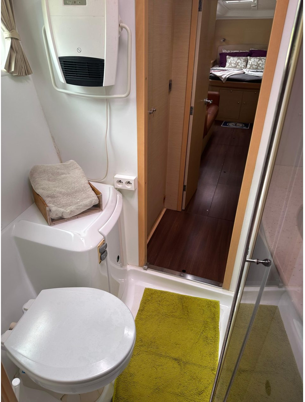 bath, Lagoon 440, catamaran for sale