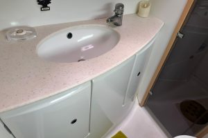 bath, Lagoon 440, catamaran for sale