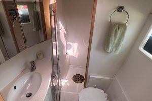 bath, Lagoon 440, catamaran for sale