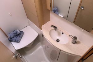 bath, Lagoon 440, catamaran for sale
