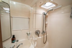 bath, Leopard 38, catamaran for sale