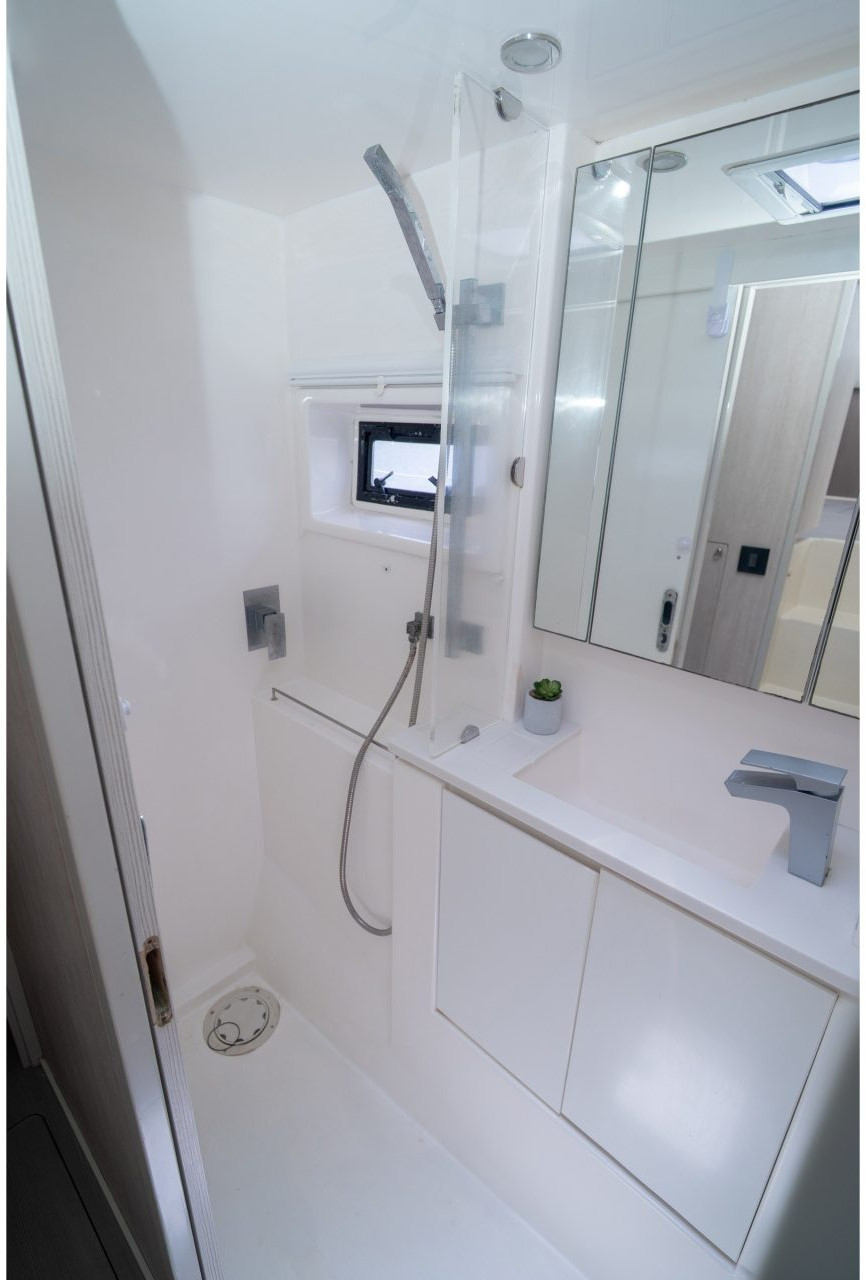 bath, Leopard 40, catamaran for sale