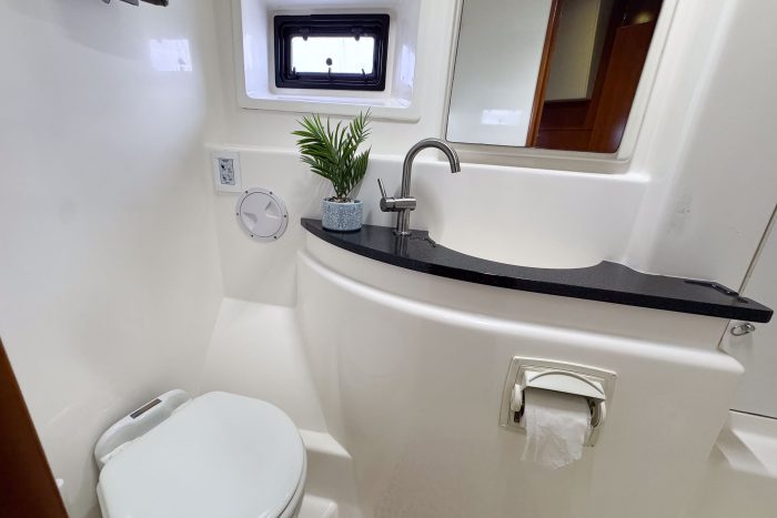 bath, Leopard 48, catamaran for sale
