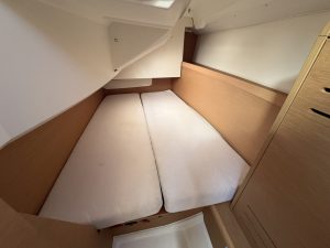bed, Jeanneau 349, sailboat for sale
