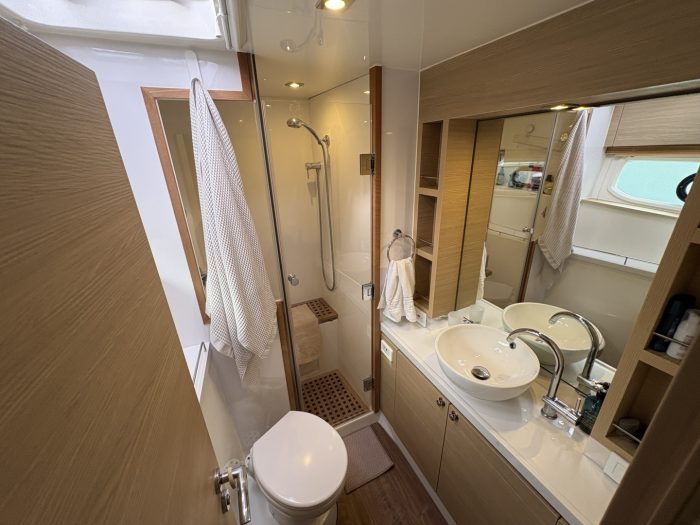 bath, Aquila 44, power catamaran for sale