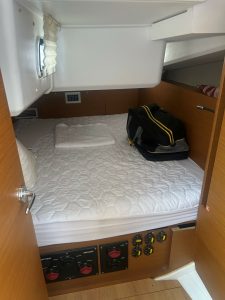 bed, Jeanneau, sailboat for sale